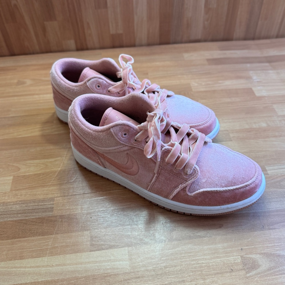 Women's Nike air Jordan 1 se pink velvet women's low sneakers size 9.5 - Picture 3 of 14